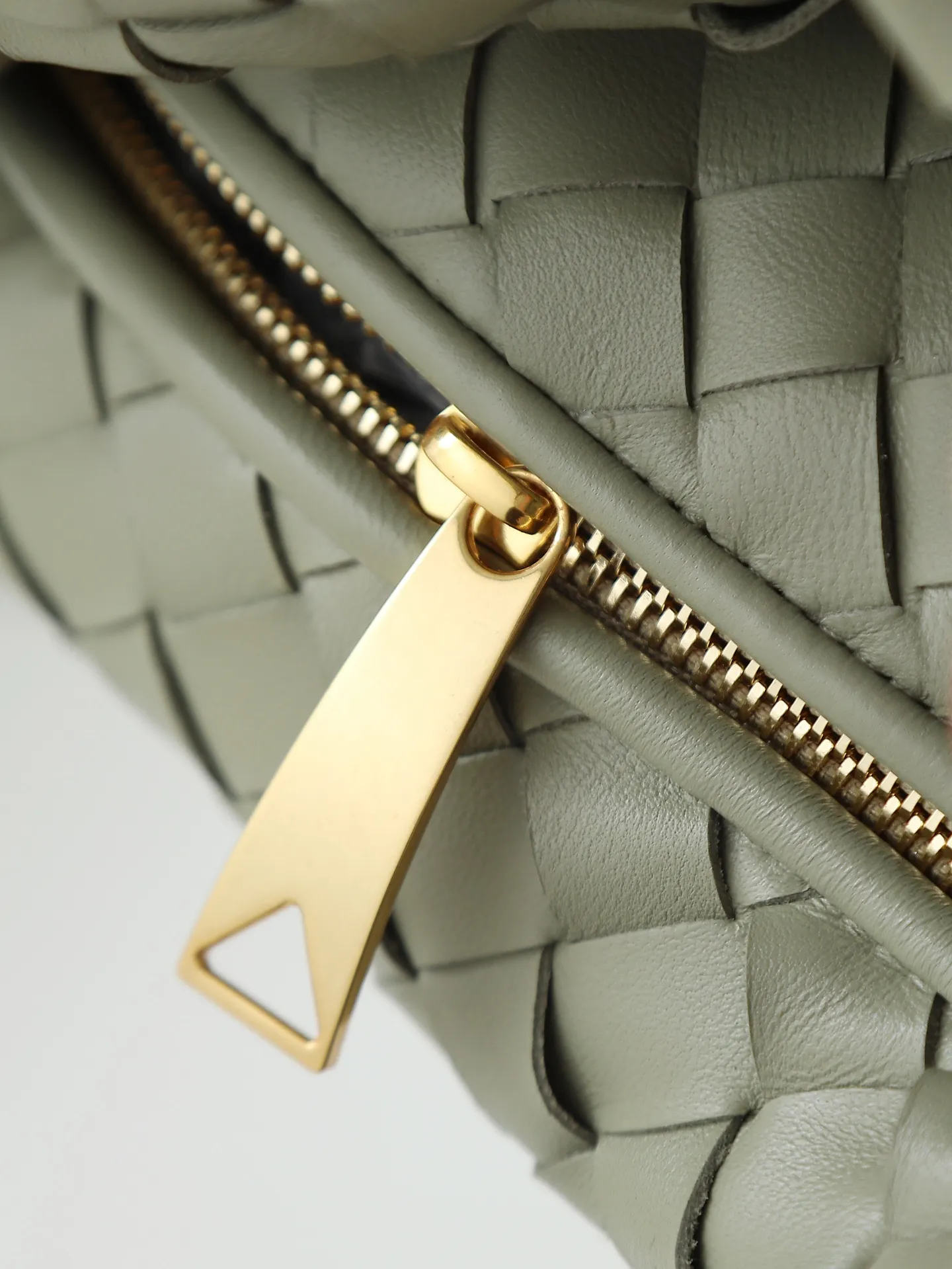 800. Bottega veneta͙.——-The latest braided and knotted hobo🔥 The top-grade lambskin leather is very soft, the bag shape is unique, practical and durable. It retains the traditional weaving elements while being a bit more flamboyant ~ Made of hand-woven sheepskin, zipper opening and closing, curved seamless structure, effortless to match. Highly recommended⚠️⚠️⚠️ The most high-end in the market🌈Welcome to compare [Factory complete package] size: 23x15x5cm.   Model: 651876